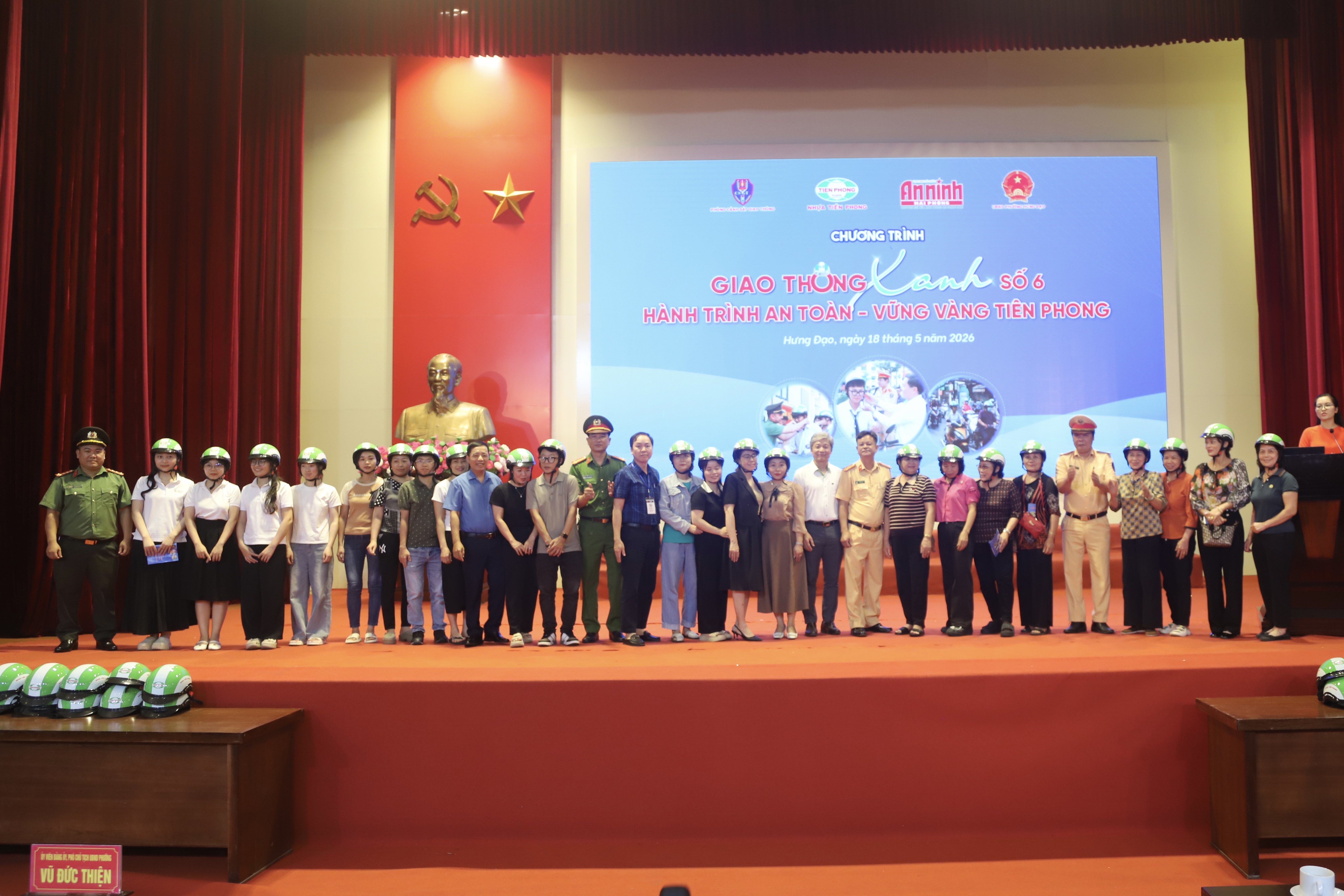 Chương trình “Giao thông xanh - Hành trình an toàn - Vững vàng tiên phong” số 6: Trao 300 mũ bảo hiểm tặng công nhân và người dân phường Hưng Đạo